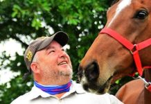 为“童话战士”高呼“三声加油”