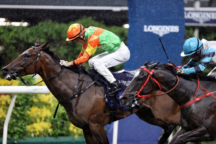 Healthy Healthy defies the opposition to clinch the LONGINES Cup.